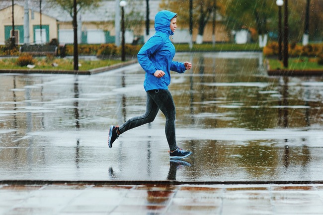 Tránh gặp các vấn đề về sức khỏe khi tập luyện thể thao trong mùa mưa cần chú ý điều gì? - Ảnh 2.