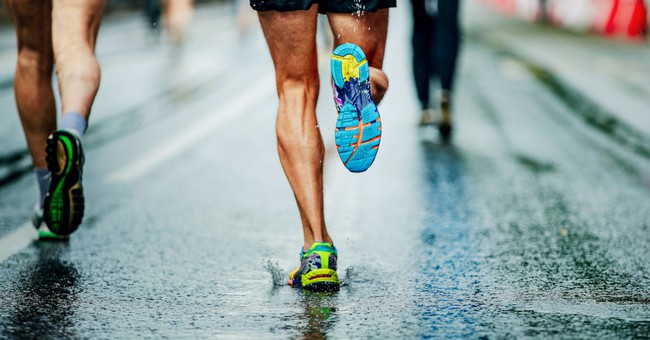 Tránh gặp các vấn đề về sức khỏe khi tập luyện thể thao trong mùa mưa cần chú ý điều gì? - Ảnh 3.