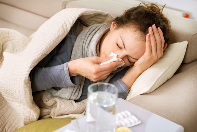 Hệ miễn dịch suy yếu làm tăng nguy cơ cảm cúm  - Ảnh 1.