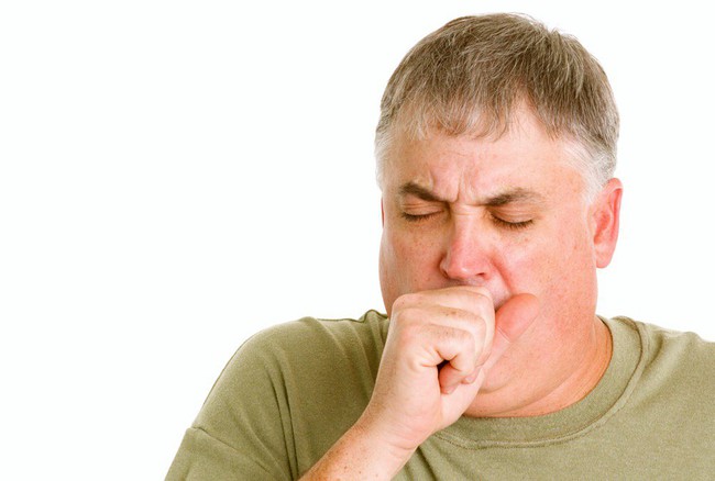 Đau ngực, khó thở, tím tái môi là một trong những biến chứng viêm phổi do cảm cúm cần lưu ý - Ảnh 2.