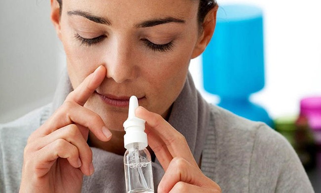Rửa mũi bằng nước muối sinh lý hàng ngày giúp giảm tình trạng viêm xoang cấp (Ảnh: Internet)