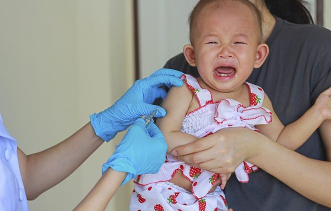 Cần chuẩn bị gì trước khi tiêm vaccine phòng sởi ở trẻ nhỏ? - Ảnh 2.