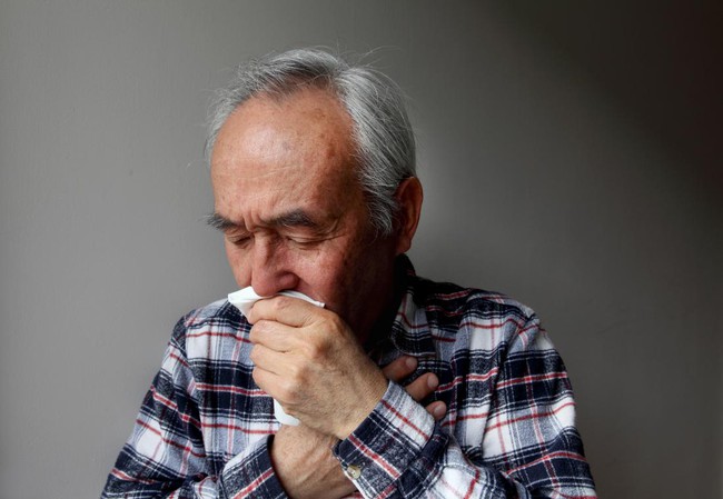 9 dấu hiệu sớm cảnh báo bệnh phổi tắc nghẽn mãn tính tiến triển mà nhiều người thường bỏ qua - Ảnh 1.