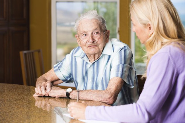 Các yếu tố làm tăng nguy cơ mắc COPD ở người cao tuổi - Ảnh 3.