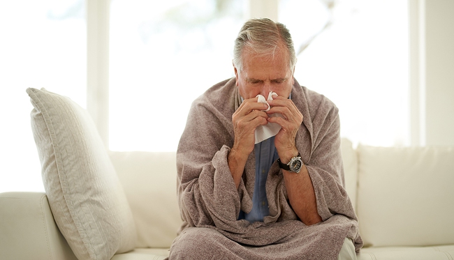 Người cao tuổi cần cẩn thận với các bệnh đường hô hấp khi trời trở lạnh - Ảnh 3.