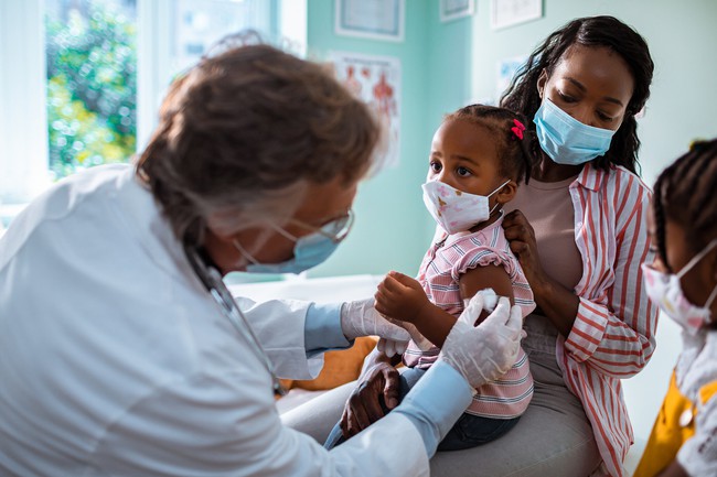 Tiêm vaccine phòng cúm cho trẻ nhỏ: Phụ huynh cần biết một số lưu ý - Ảnh 4.