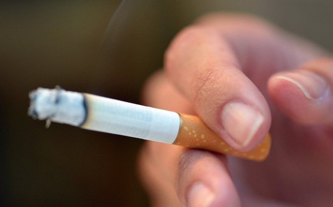 Người hút thuốc lá là đối tượng dễ mắc bệnh phổi tắc nghẽn mãn tính (Ảnh: Internet)