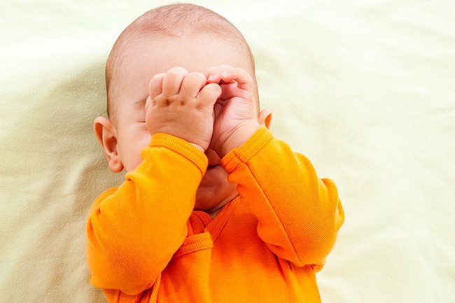 Thói quen dụi mắt ở trẻ khiến tình trạng đau mắt đỏ diễn tiến trầm trọng hơn (Ảnh: Internet)