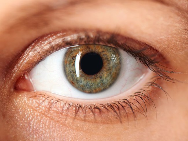 Sự khác biệt giữa đau mắt đỏ và viêm loét giác mạc không phải ai cũng biết - Ảnh 2.
