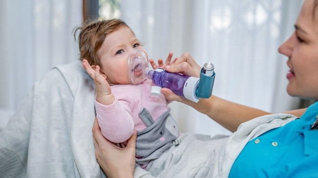 Trẻ bị hen suyễn có nguy cơ cao mắc bệnh phổi tắc nghẽn mãn tính khi trưởng thành (Ảnh: Internet)