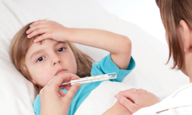 Hạ sốt đúng cách cho trẻ bị bệnh tay chân miệng - Ảnh 1.