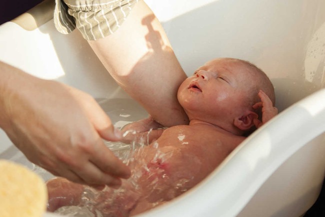 Trời lạnh có nên tắm cho trẻ sơ sinh không? Nguyên tắc tắm mùa đông cho trẻ là gì? - Ảnh 2.