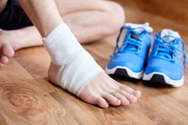 Hoại tử da chân do bôi dầu nóng giảm đau cho vết thương: Sai lầm nhiều người mắc phải và khuyến cáo của bác sĩ - Ảnh 3.