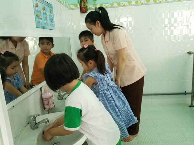 Bệnh tay chân miệng ở trẻ em và cách phòng tránh nguy cơ lây nhiễm tại trường học - Ảnh 2.