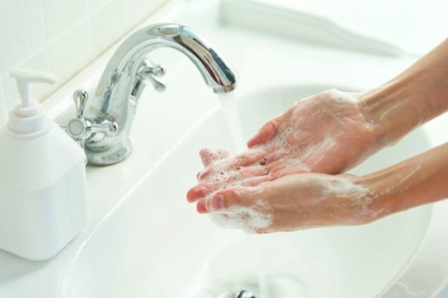 Bước làm khô tay sau khi rửa có thật sự quan trọng trong quá trình phòng tránh Covid-19 - Ảnh 2.