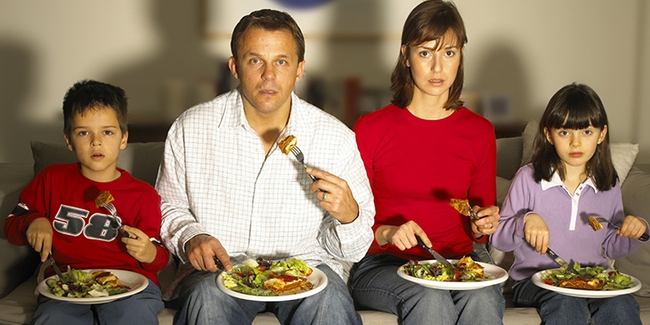 Sống trong dịch COVID-19 nếu vẫn những thói quen xấu này trong bữa ăn chỉ hại sức khỏe cả gia đình - Ảnh 3.