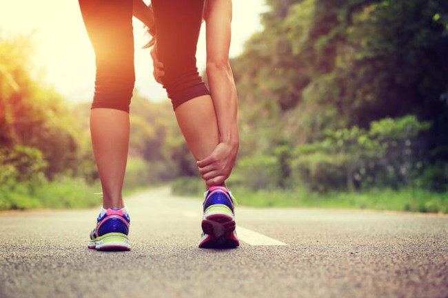 Triệu chứng đau cẳng chân khi đi bộ hoặc chạy, bạn cần biết mình đang gặp phải vấn đề gì - Ảnh 2.