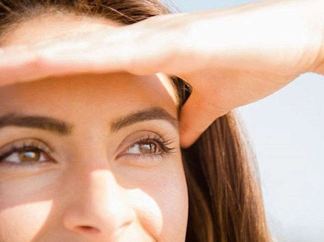 Tia cực tím gây hại cho mắt như thế nào? Làm thế nào để bảo vệ mắt khỏi ánh nắng mặt trời - Ảnh 2.