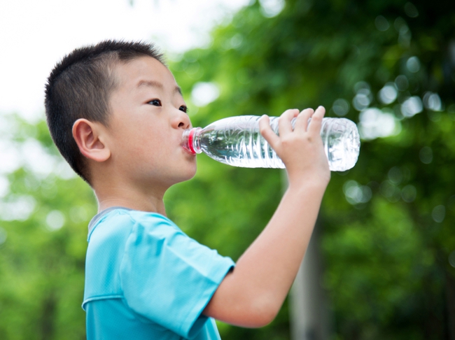Phòng tránh mất nước cho trẻ khi phải đi học trong hè - Ảnh 4.
