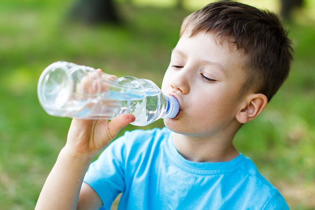 Phòng tránh mất nước cho trẻ khi phải đi học trong hè - Ảnh 3.