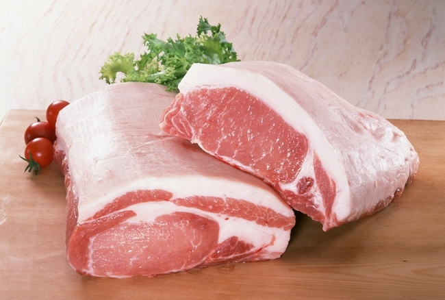 So sánh giá trị dinh dưỡng của thịt lợn với thịt gà - Ảnh 1.