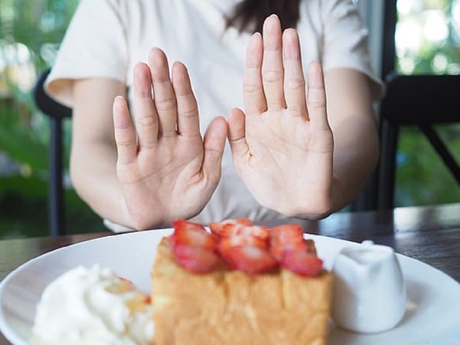 Những thói quen không nên làm khi vừa thức dậy, ăn cơm xong và trước khi đi ngủ để bảo vệ sức khỏe - Ảnh 3.