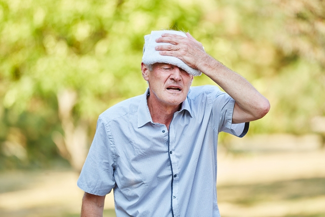 Bảo vệ sức khoẻ người cao tuổi mùa nắng nóng: Nguy cơ, phòng tránh và những điều cần lưu ý - Ảnh 2.