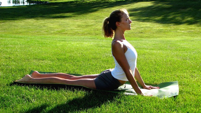 Hướng dẫn thực hiện chuỗi động tác Yoga chào mặt trời đúng cách - Ảnh 8.