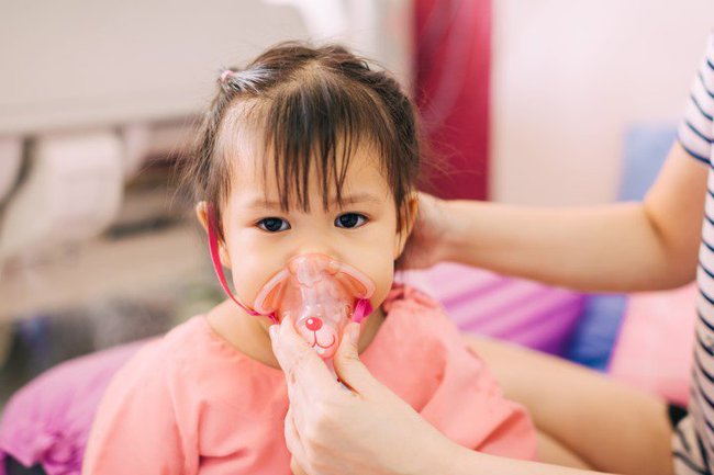 Bệnh viêm phổi ở trẻ nhỏ khi giao mùa nguy hiểm như thế nào? - Ảnh 2.