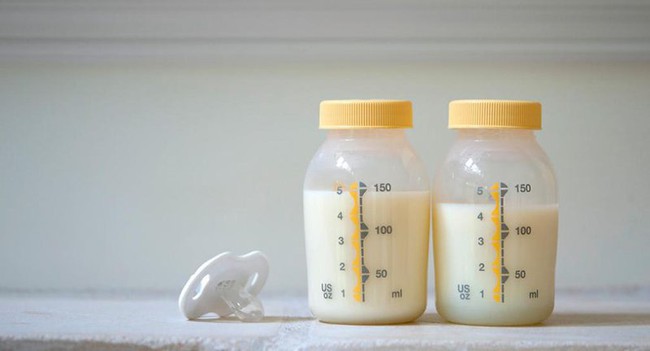 Cách hâm sữa mẹ đúng cách không làm mất chất - Ảnh 2.