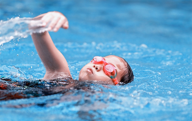 Làm thế nào để phòng ngừa và điều trị các chấn thương khi bơi? - Ảnh 2.
