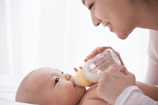Những lưu ý về cách pha sữa cho bé đúng cách và hợp vệ sinh - Ảnh 2.