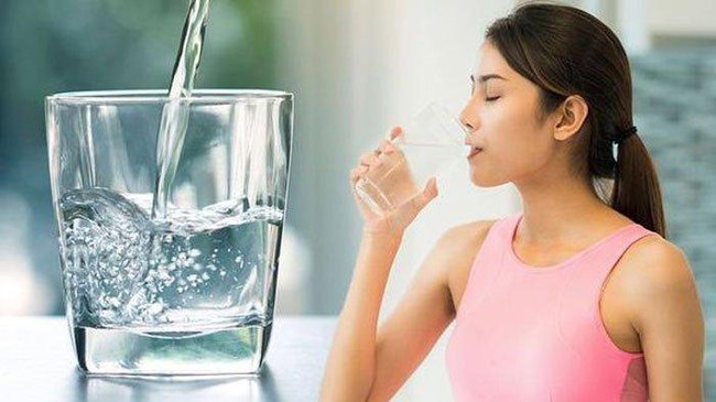 Chuyên gia mách “5 công thức” giúp bạn uống nước đúng, đủ để cơ thể khỏe mạnh, vận hành trơn tru - Ảnh 2.