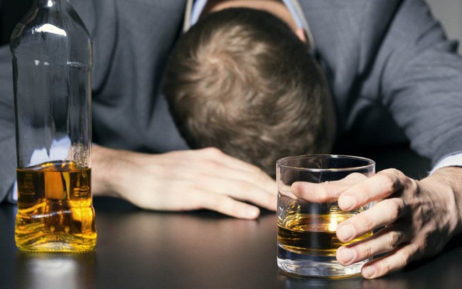 Thói quen uống rượu có thể làm trầm trọng hơn các vấn đề về sức khỏe trong dịch Covid-19 - Ảnh 3.