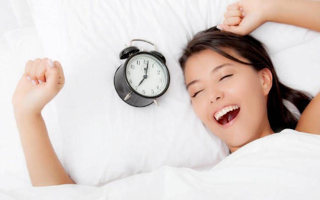 Ngủ bao nhiêu giờ là đủ? Mỗi đêm ngủ 6 giờ có gây hại cho sức khỏe không? - Ảnh 2.