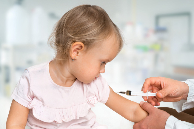 Tiêm phòng cho trẻ trong mùa dịch: Vaccine nào có thể trì hoãn và vaccine nào cần tiêm đúng lịch? - Ảnh 2.