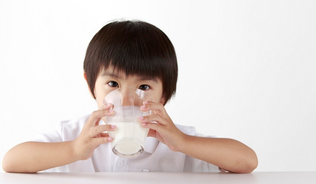 Giải đáp thắc mắc trẻ mấy tuổi uống được sữa tươi? - Ảnh 3.