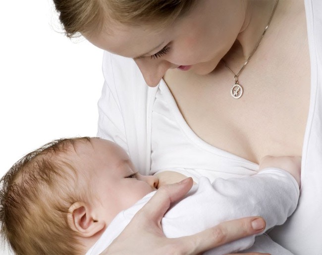 Cho trẻ bú mẹ ngay khi có thể sau sinh càng sớm càng tốt (Ảnh: Internet)