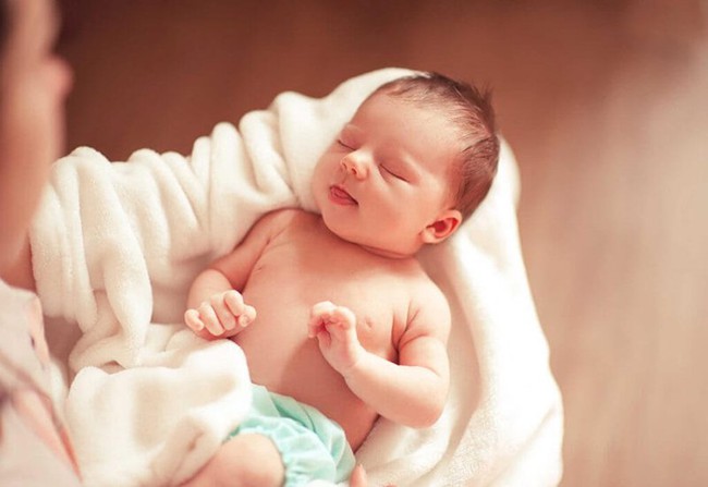 Mẹ lưu ý các cách đánh thức bé sơ sinh dậy bú an toàn - Ảnh 3.