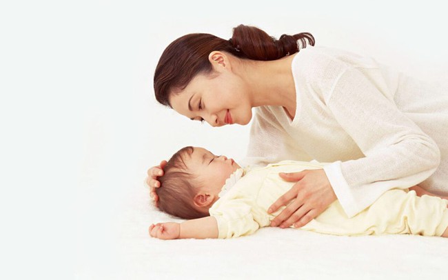 Mẹ lưu ý các cách đánh thức bé sơ sinh dậy bú an toàn - Ảnh 2.