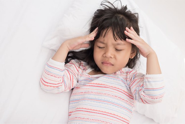 Nguyên nhân và triệu chứng đau đầu ở trẻ - Ảnh 2.