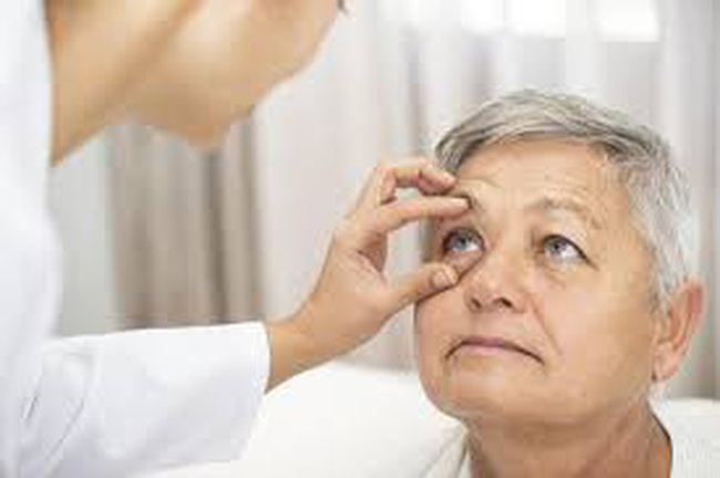 Khi nào cần đi khám mắt? Khám mắt giúp phát hiện các dấu hiệu của những bệnh lý nguy hiểm - Ảnh 3.