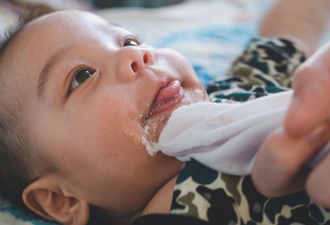 Trẻ sơ sinh bị ọc sữa nhiều: Hướng dẫn cách trị ọc sữa ở trẻ sơ sinh hiệu quả - Ảnh 5.
