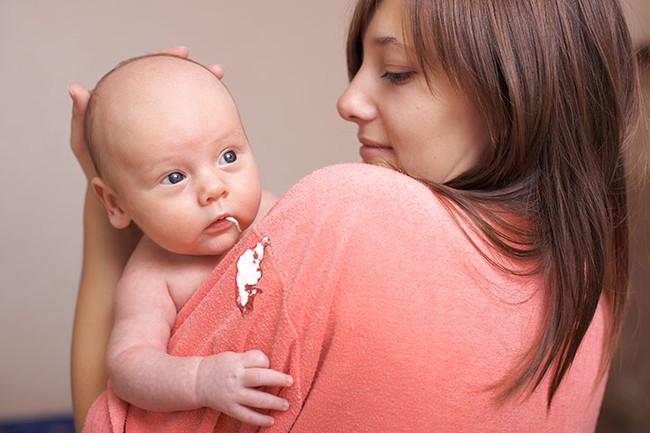Trẻ sơ sinh bị ọc sữa nhiều: Hướng dẫn cách trị ọc sữa ở trẻ sơ sinh hiệu quả - Ảnh 3.