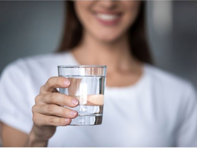 5 loại đồ uống giúp bù nước khi bị ngộ độc thực phẩm - Ảnh 1.