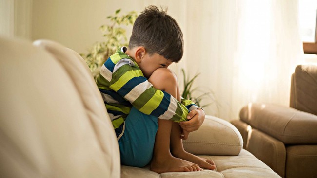 Trẻ em ở nhà có nhiều khả năng phải đối mặt với bạo lực gia đình hơn trong đại dịch - Ảnh 1.