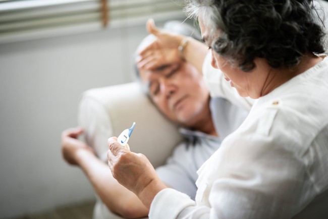 Quá trình lão hóa khiến người già dễ bị tổn thương hơn khi mắc COVID-19 - Ảnh 2.