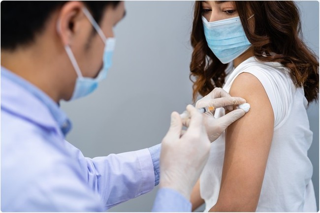 Tiêm vaccine để phòng tránh bệnh cảm cúm trong thời điểm giao mùa - Ảnh 1.