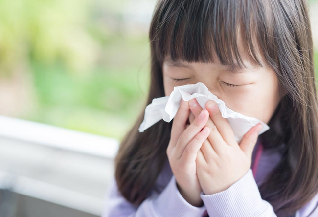 Lạm dụng thuốc điều trị ho và cảm lạnh có thể gây nguy cơ tử vong ở trẻ nhỏ - Ảnh 2.