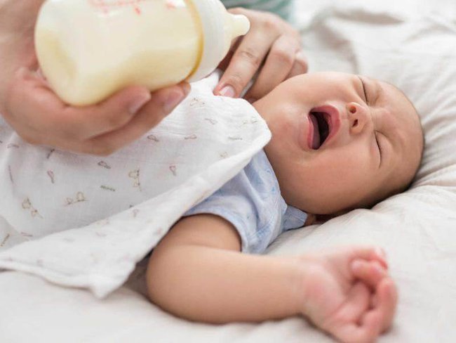 Hướng dẫn sơ cấp cứu an toàn khi trẻ sơ sinh bị sặc sữa - Ảnh 2.